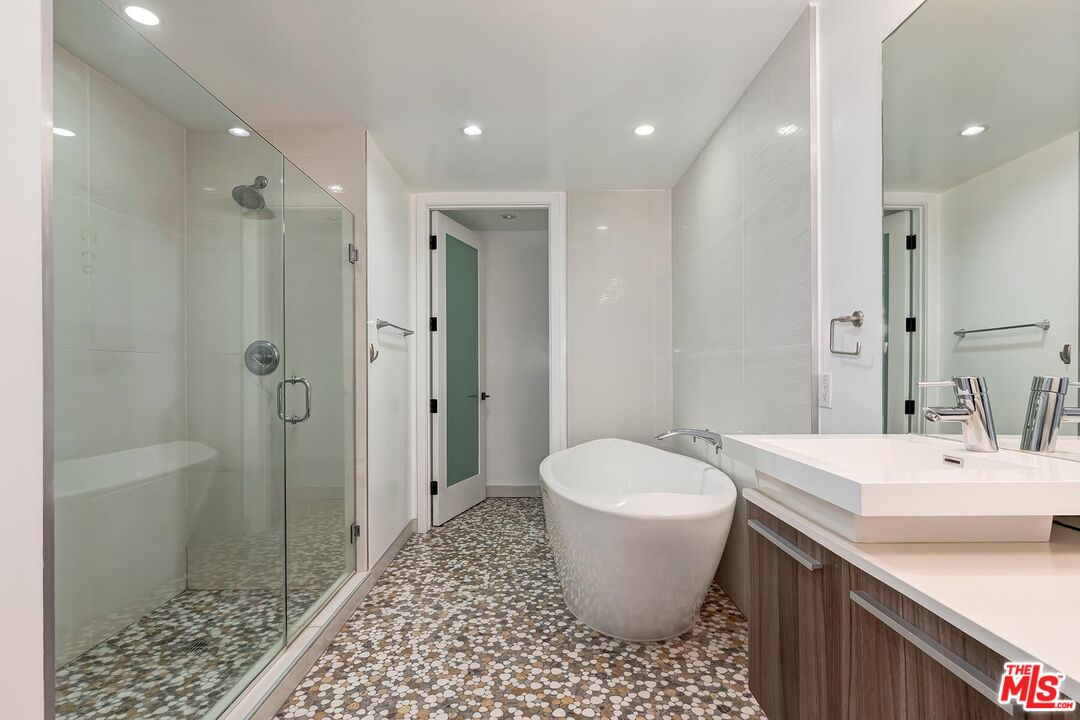 225 S Hamilton Dr Unit: 106