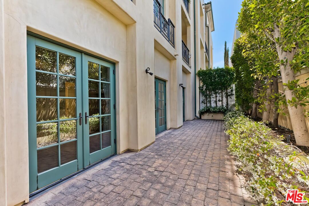 225 S Hamilton Dr Unit: 106