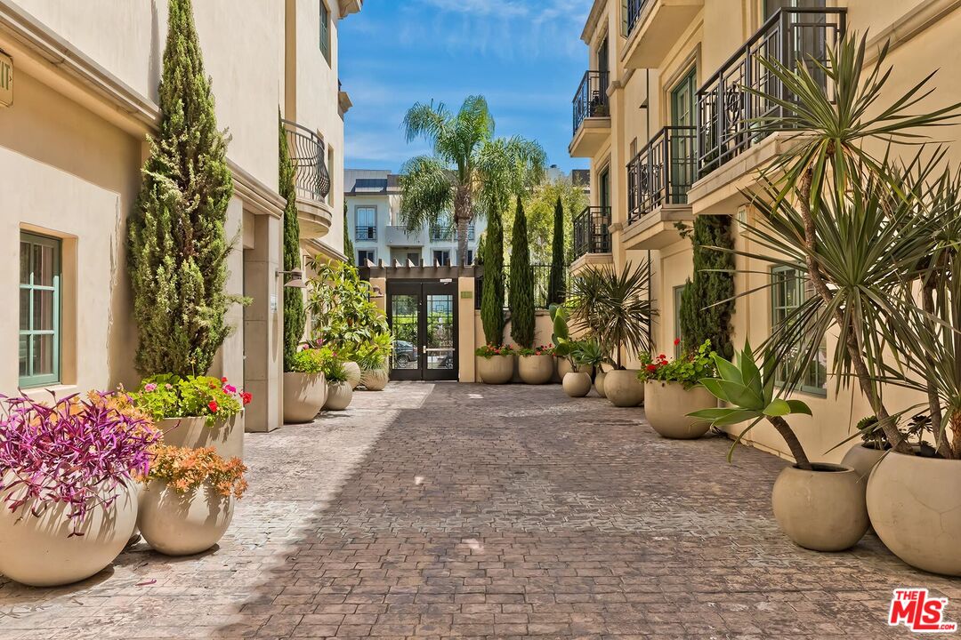 225 S Hamilton Dr Unit: 106