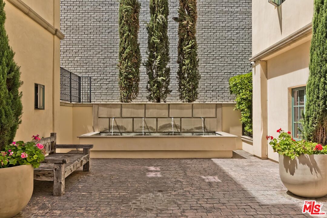 225 S Hamilton Dr Unit: 106