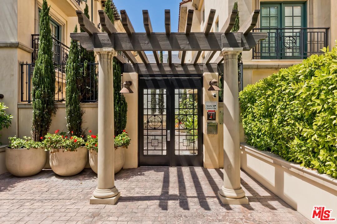 225 S Hamilton Dr Unit: 106