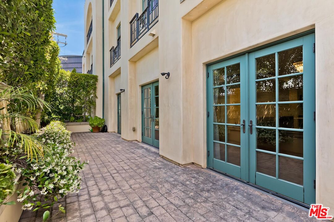 225 S Hamilton Dr Unit: 106