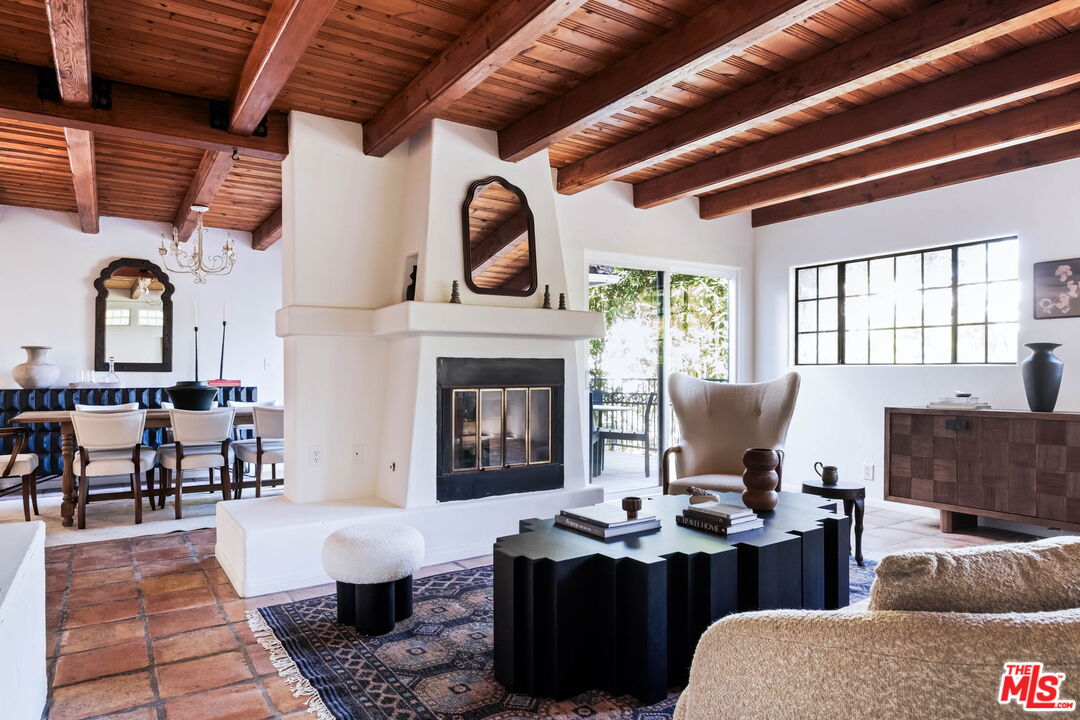 415 W Rustic Rd