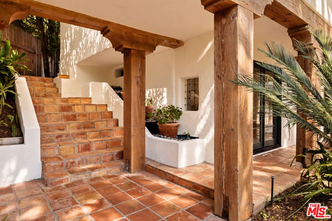415 W Rustic Rd