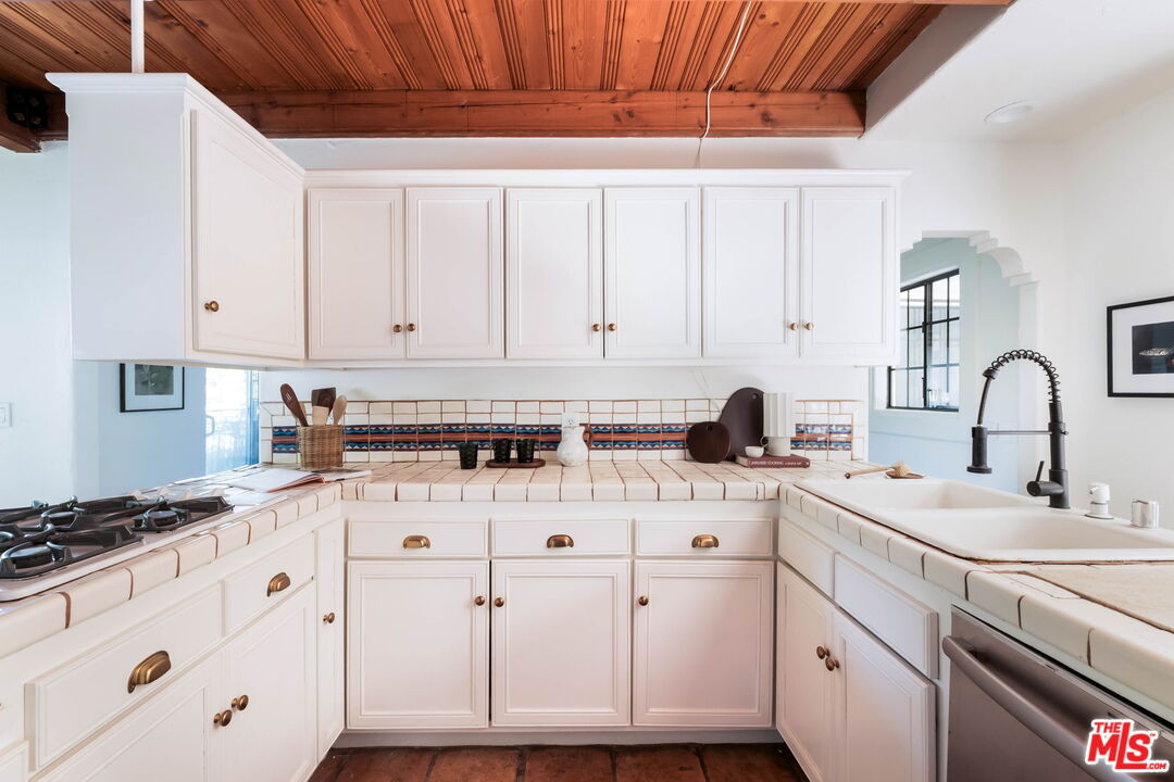 415 W Rustic Rd