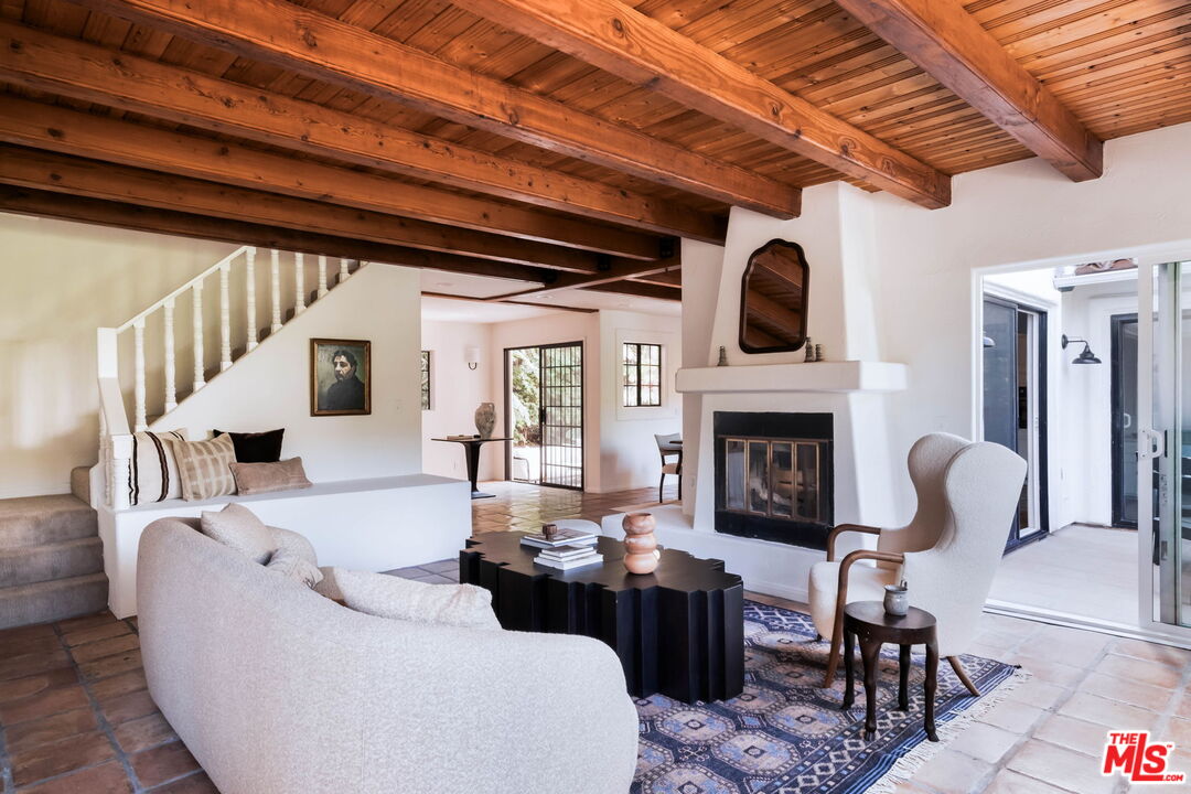 415 W Rustic Rd