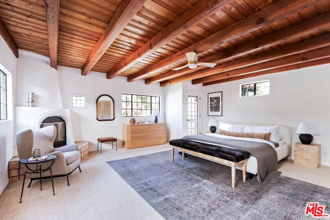 415 W Rustic Rd