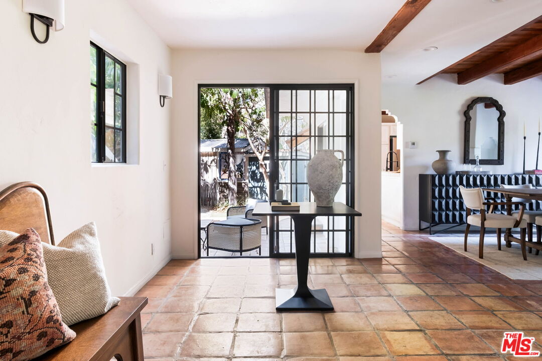 415 W Rustic Rd