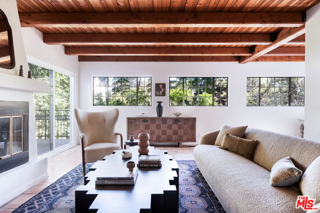 415 W Rustic Rd