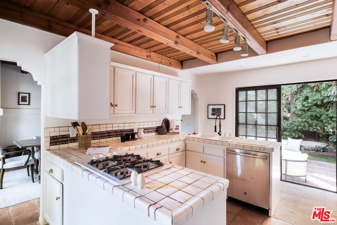 415 W Rustic Rd