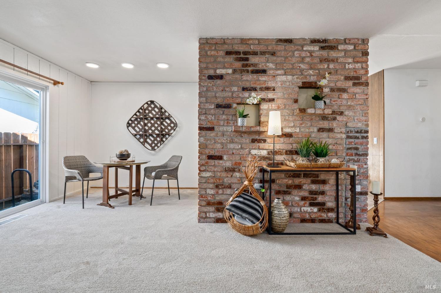 7482 Beverly Dr