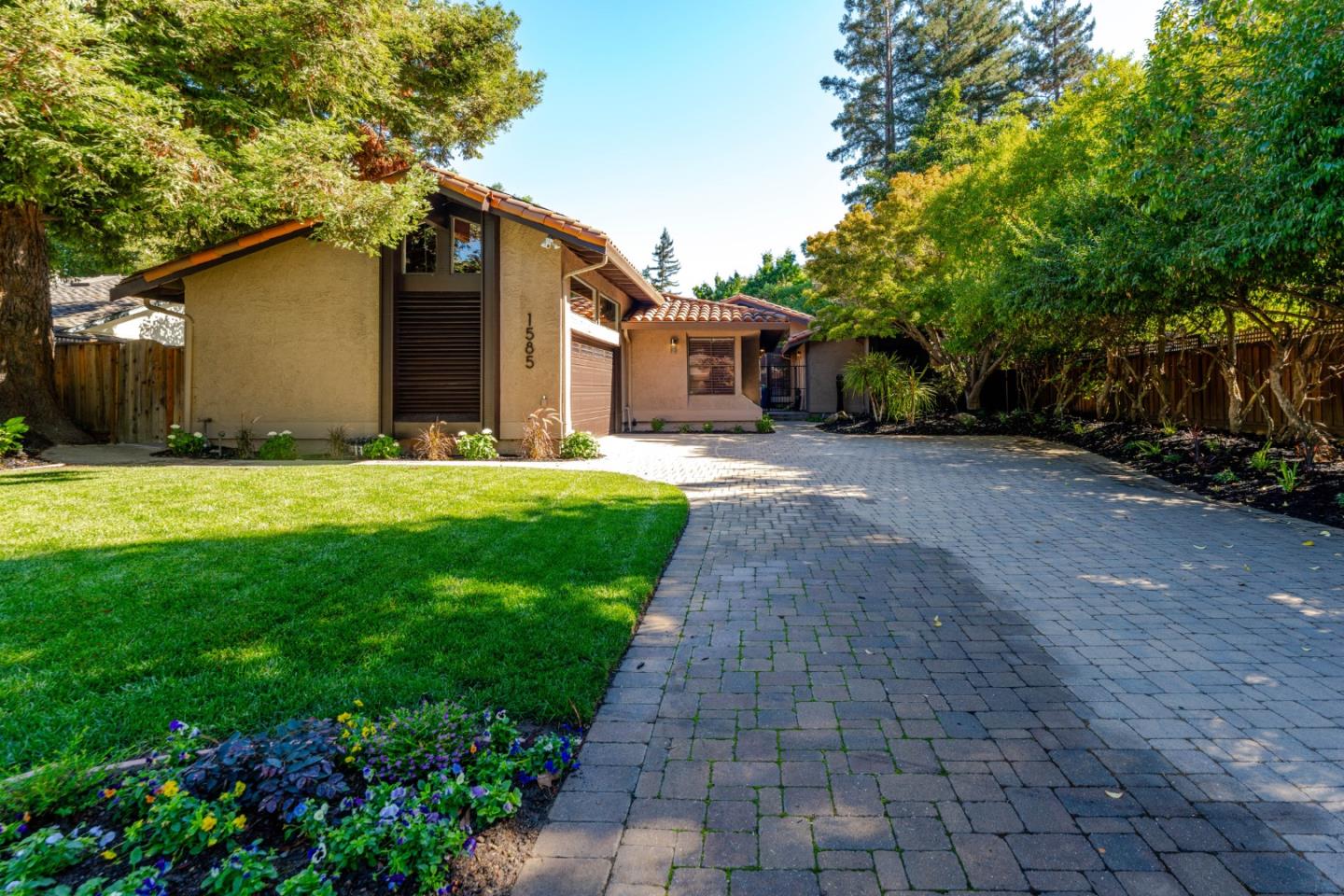 1585 Siesta Drive