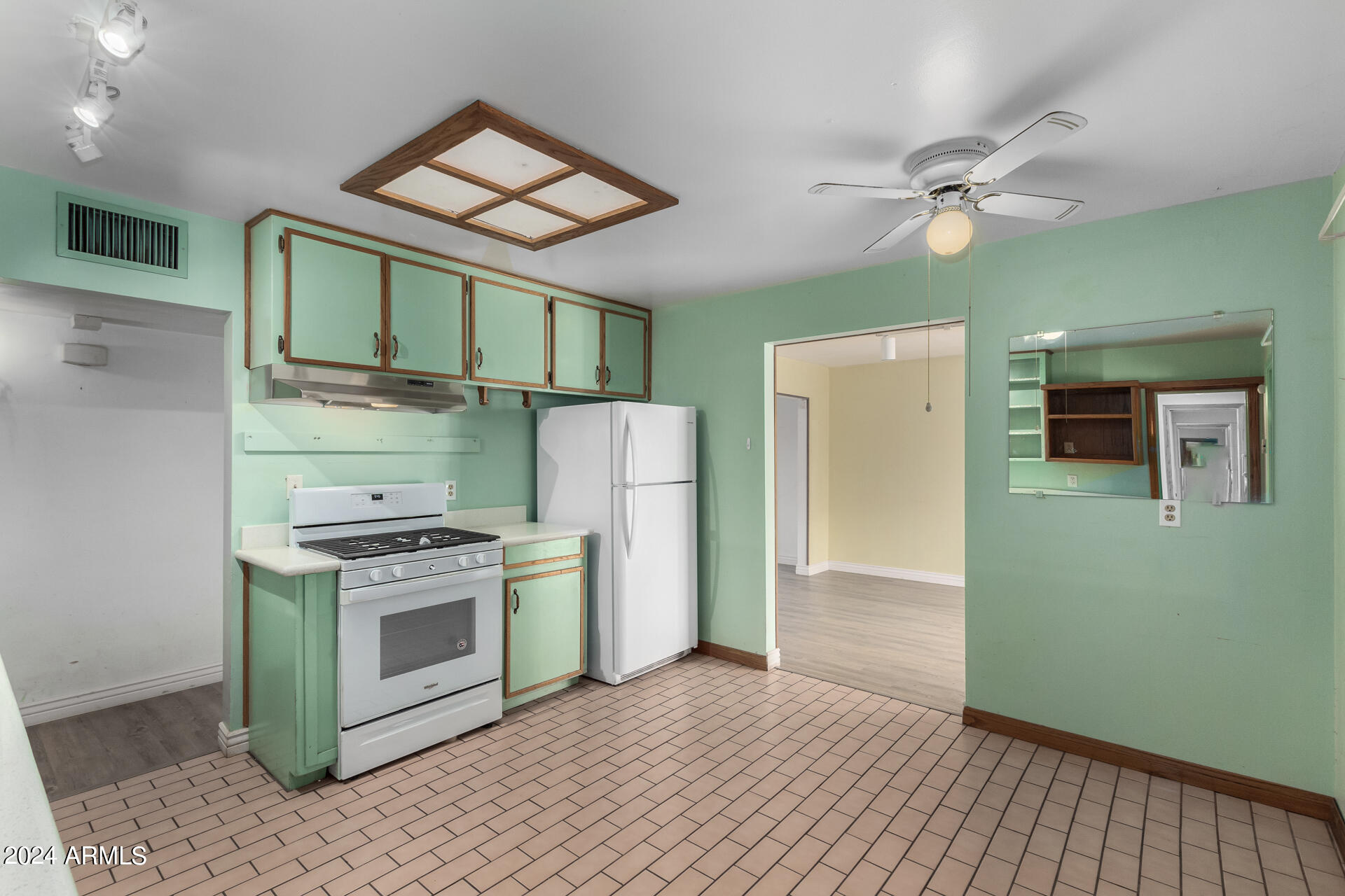 915 W 19TH Street