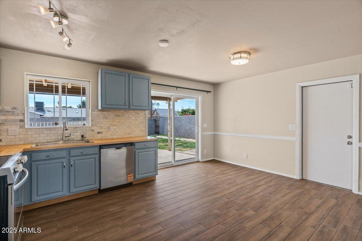 3117 W CORRINE Drive