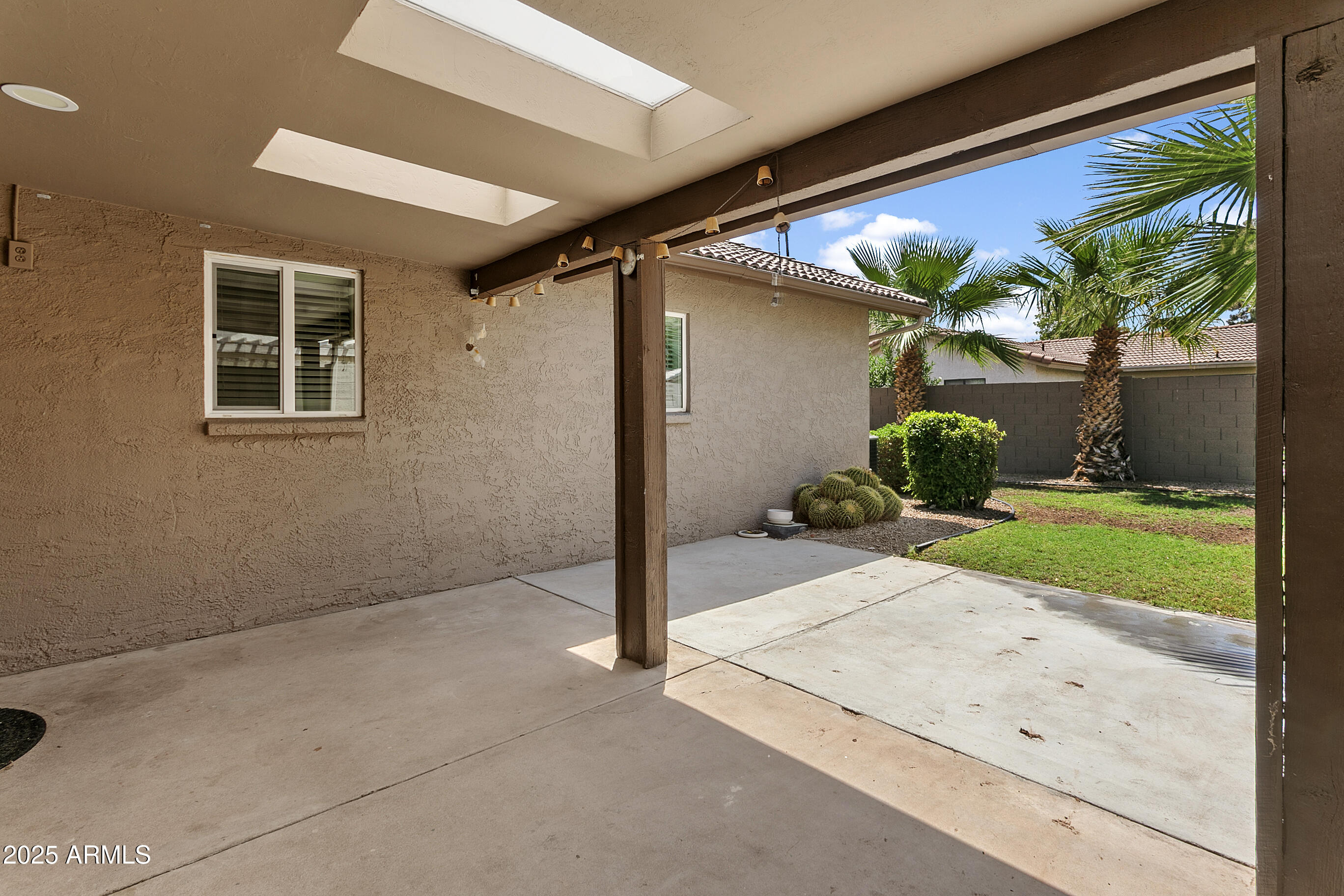1527 E WESTWIND Way