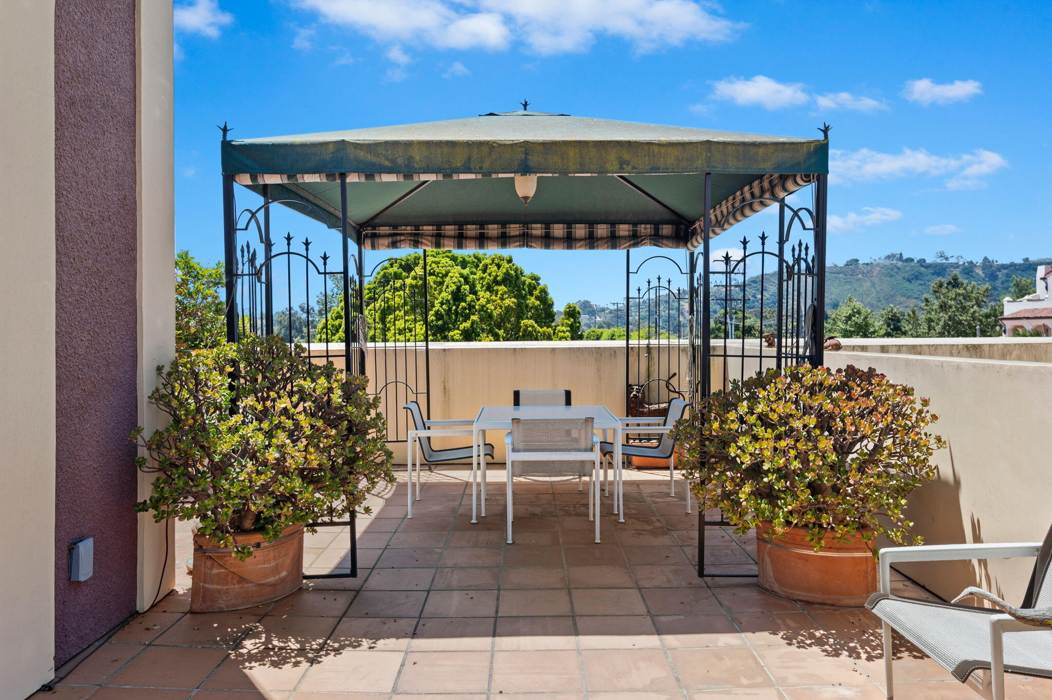 350 Chapala Street, 301