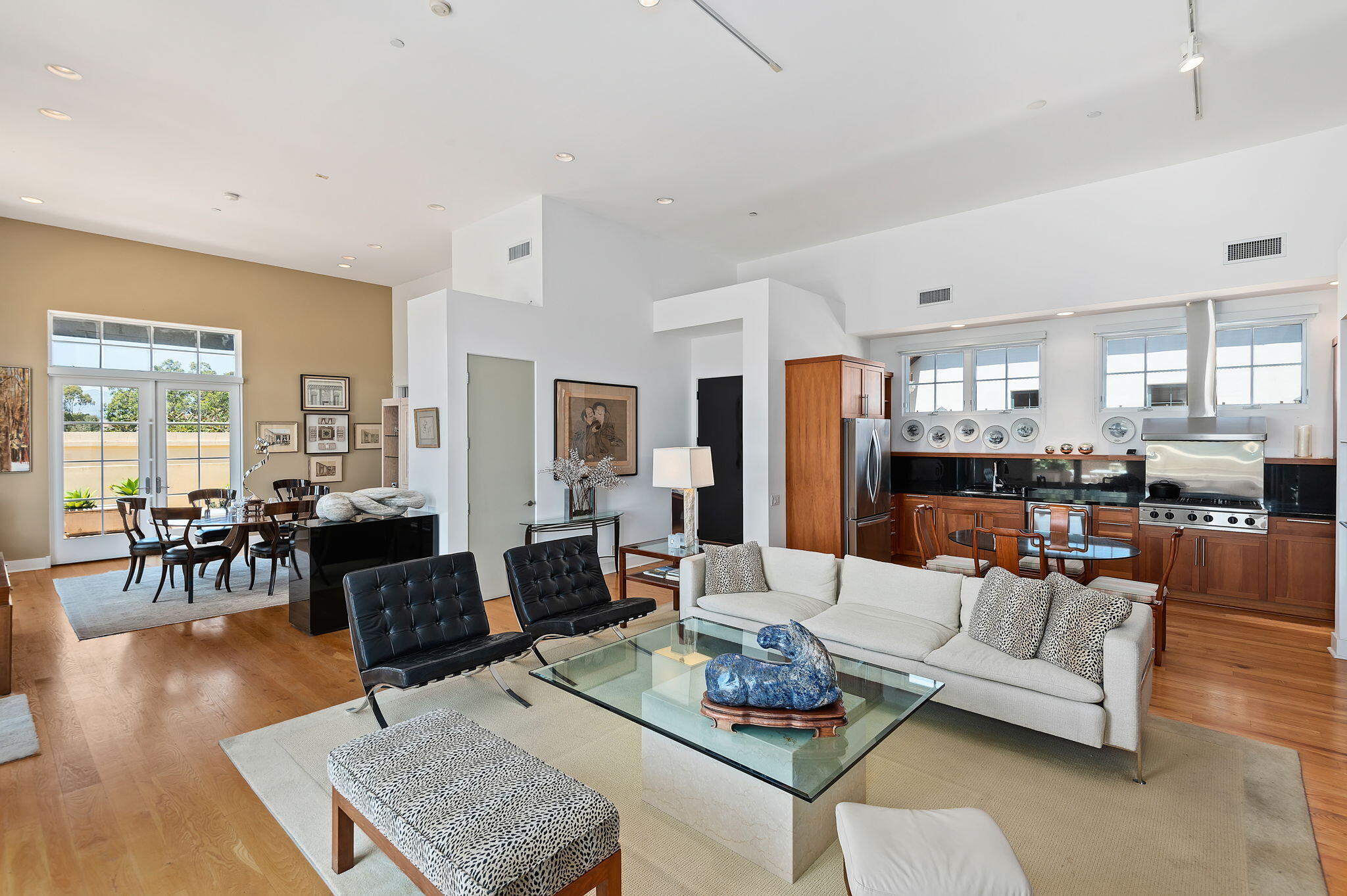 350 Chapala Street, 301