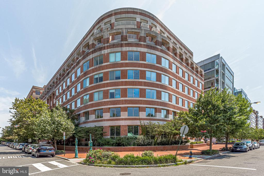 1275 25TH STREET NW 803