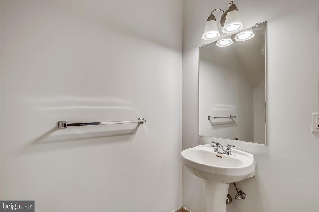 1633 N COLONIAL TERRACE 402