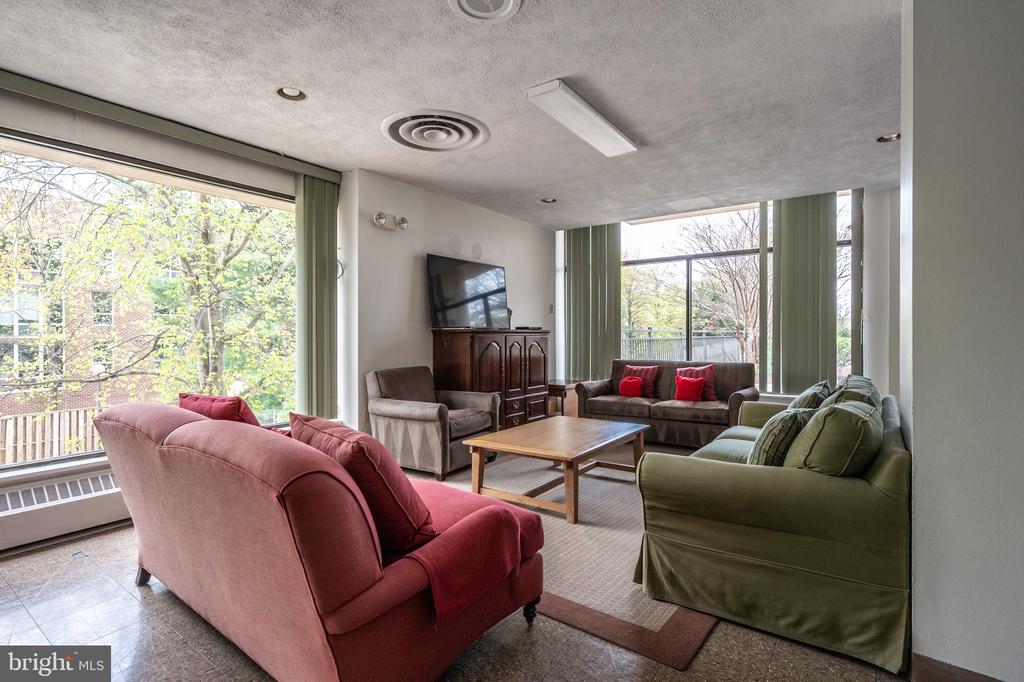 4141 N HENDERSON ROAD 127
