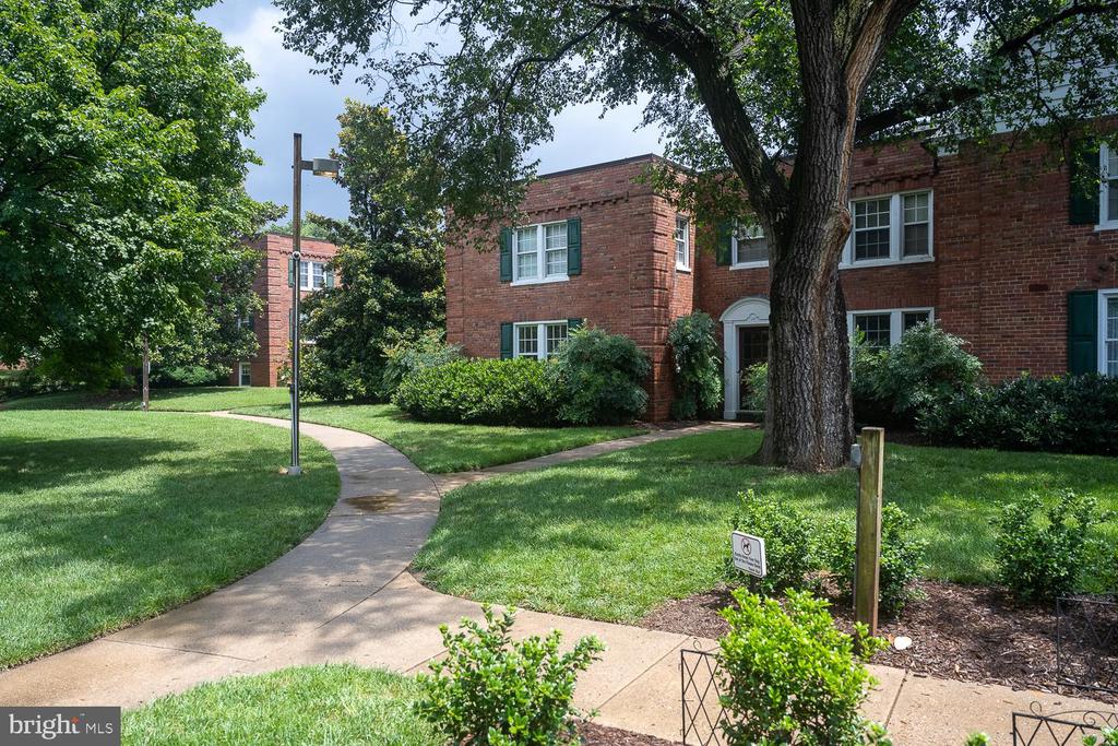1721 N QUEENS LANE 1-104