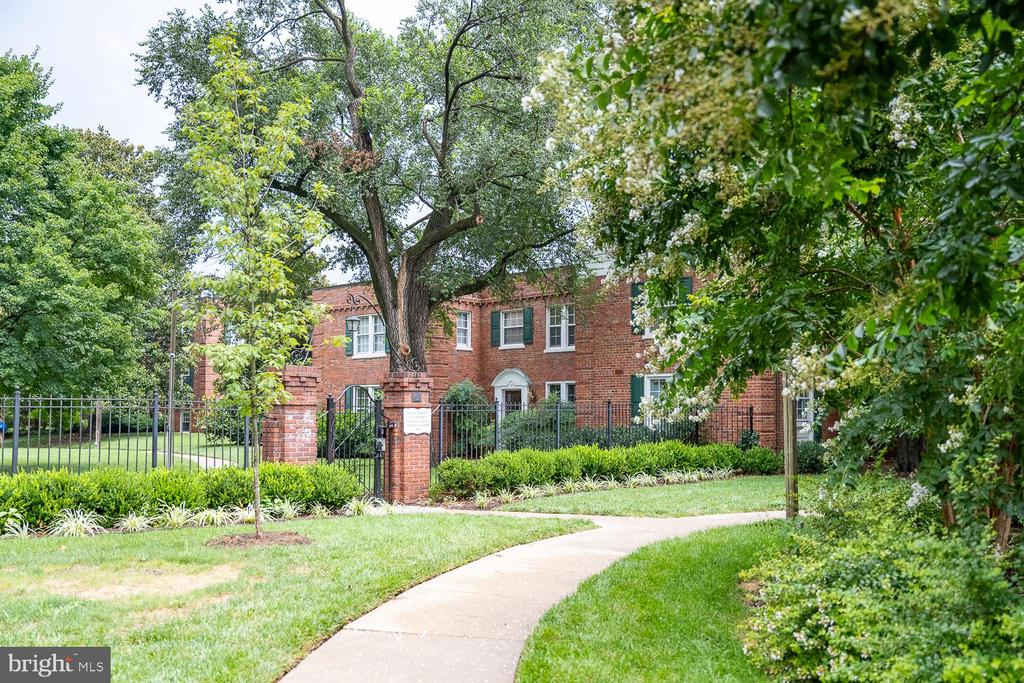 1721 N QUEENS LANE 1-104