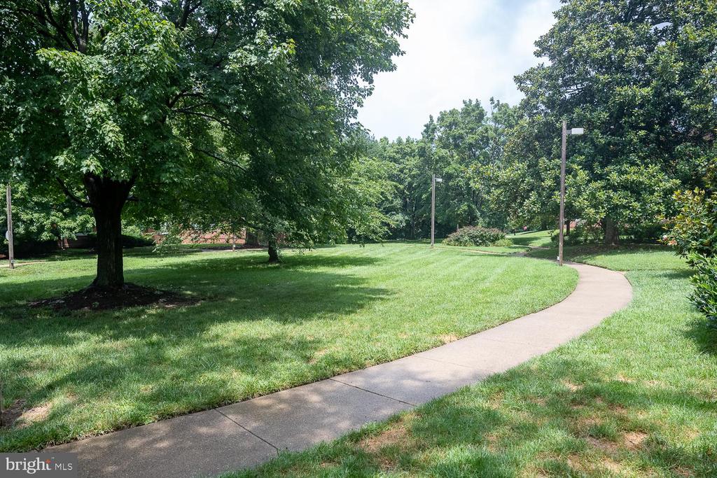 1721 N QUEENS LANE 1-104