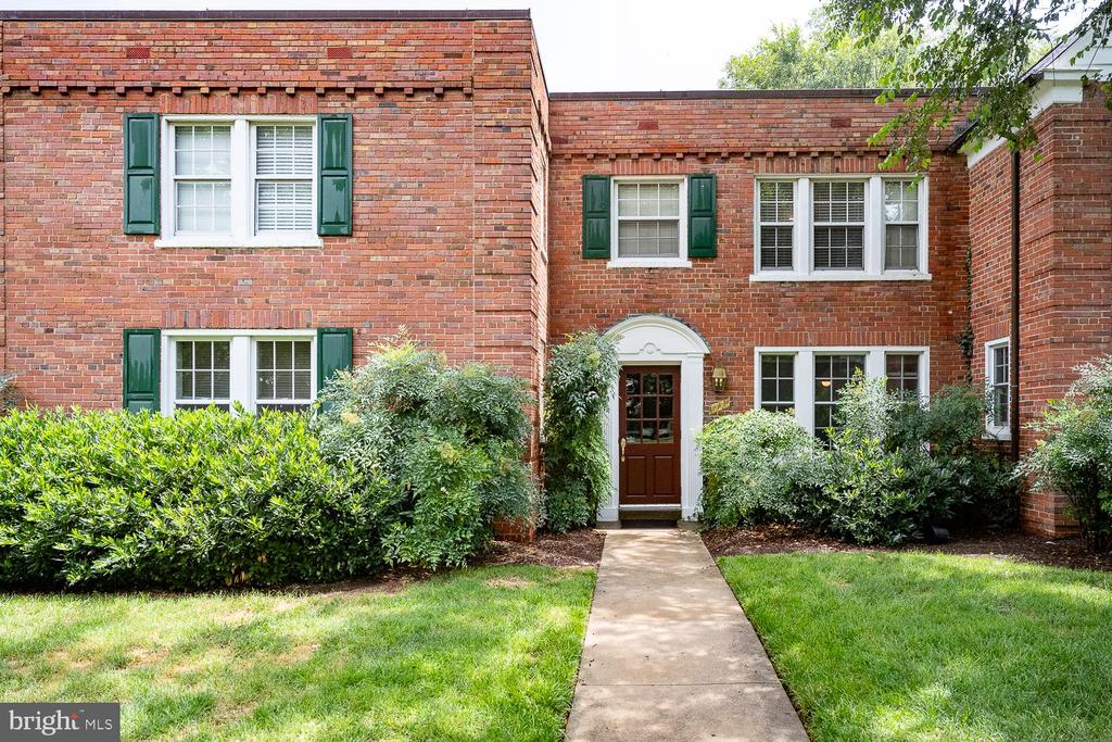 1721 N QUEENS LANE 1-104