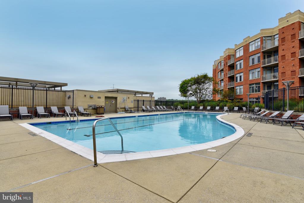 3600 S GLEBE ROAD 414W