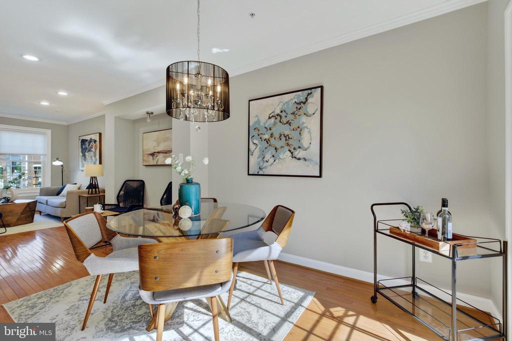2402 N GREENBRIER COURT