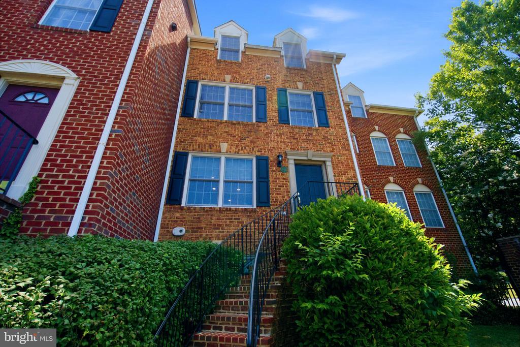 2402 N GREENBRIER COURT