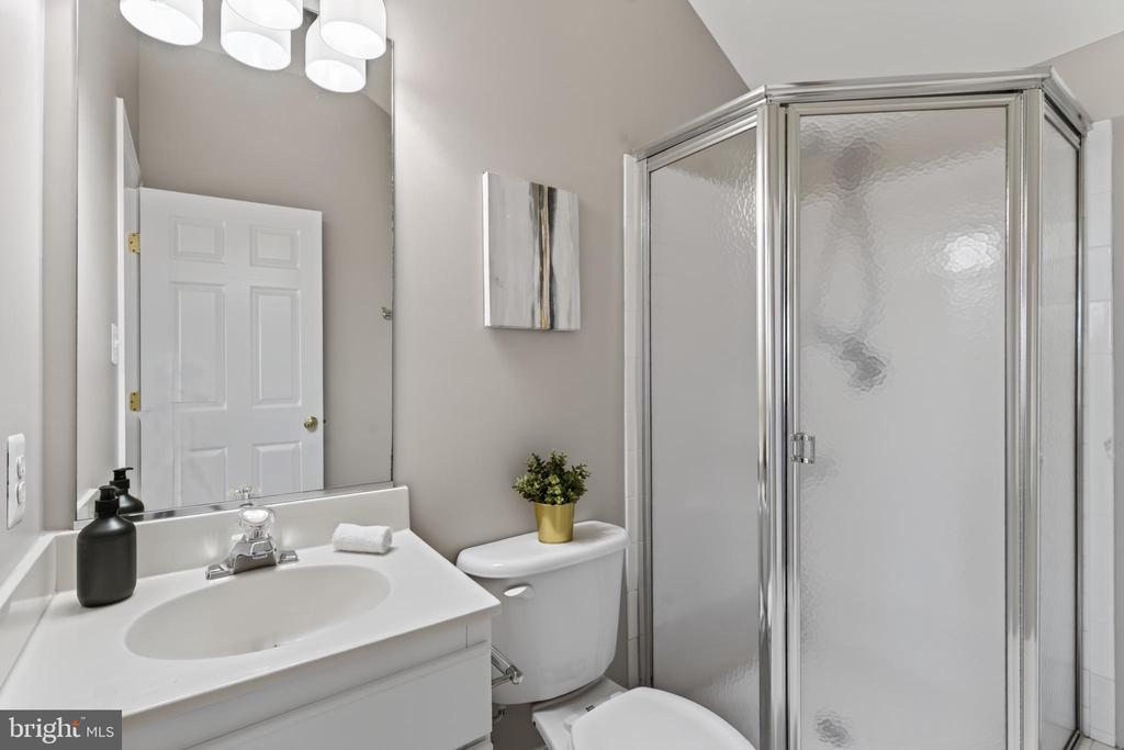 2402 N GREENBRIER COURT