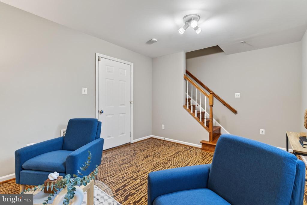 2402 N GREENBRIER COURT