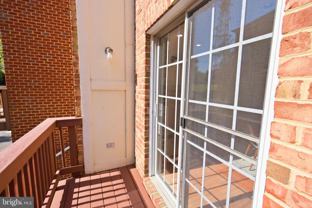 2402 N GREENBRIER COURT