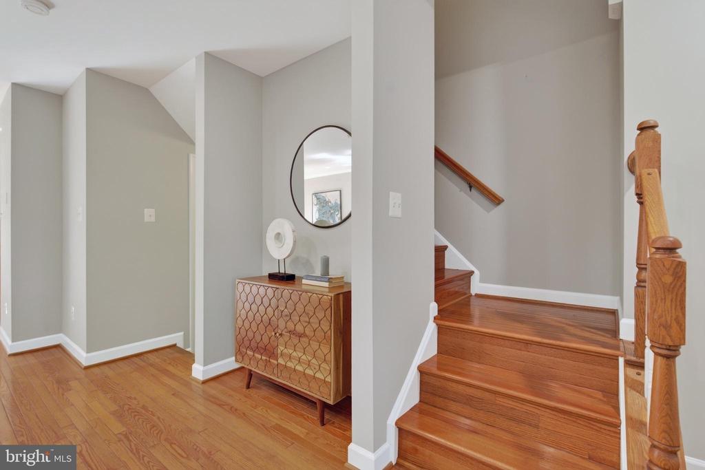 2402 N GREENBRIER COURT