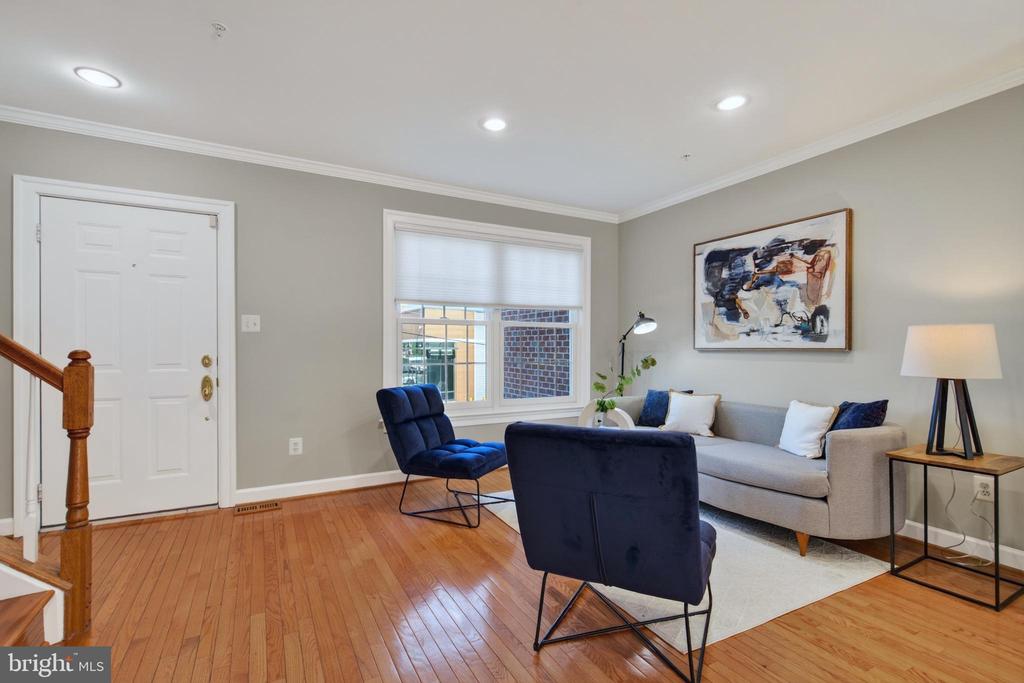 2402 N GREENBRIER COURT