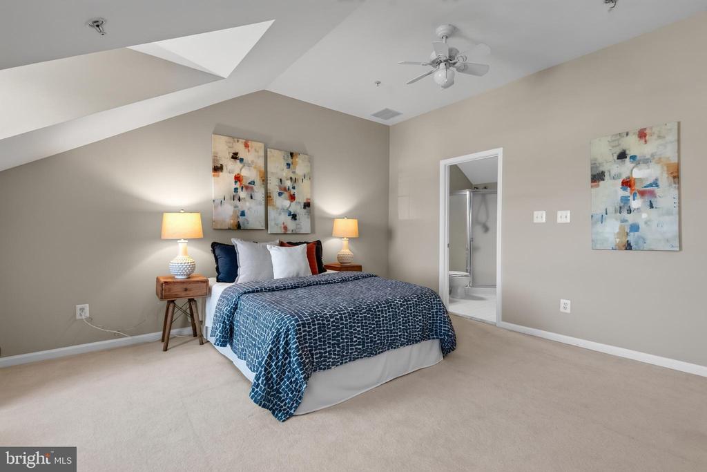 2402 N GREENBRIER COURT