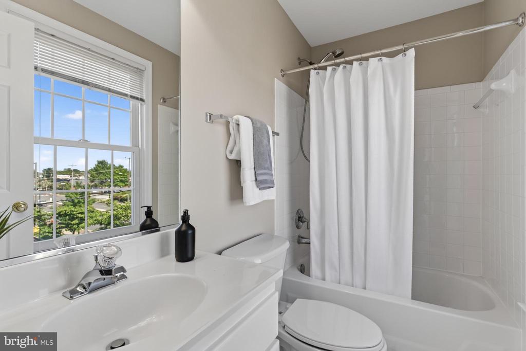 2402 N GREENBRIER COURT