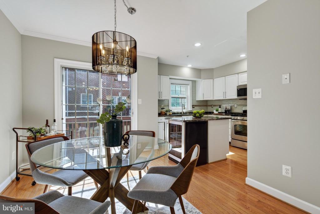 2402 N GREENBRIER COURT