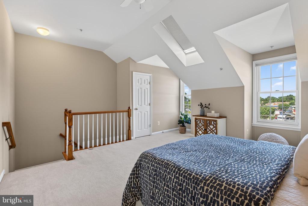 2402 N GREENBRIER COURT