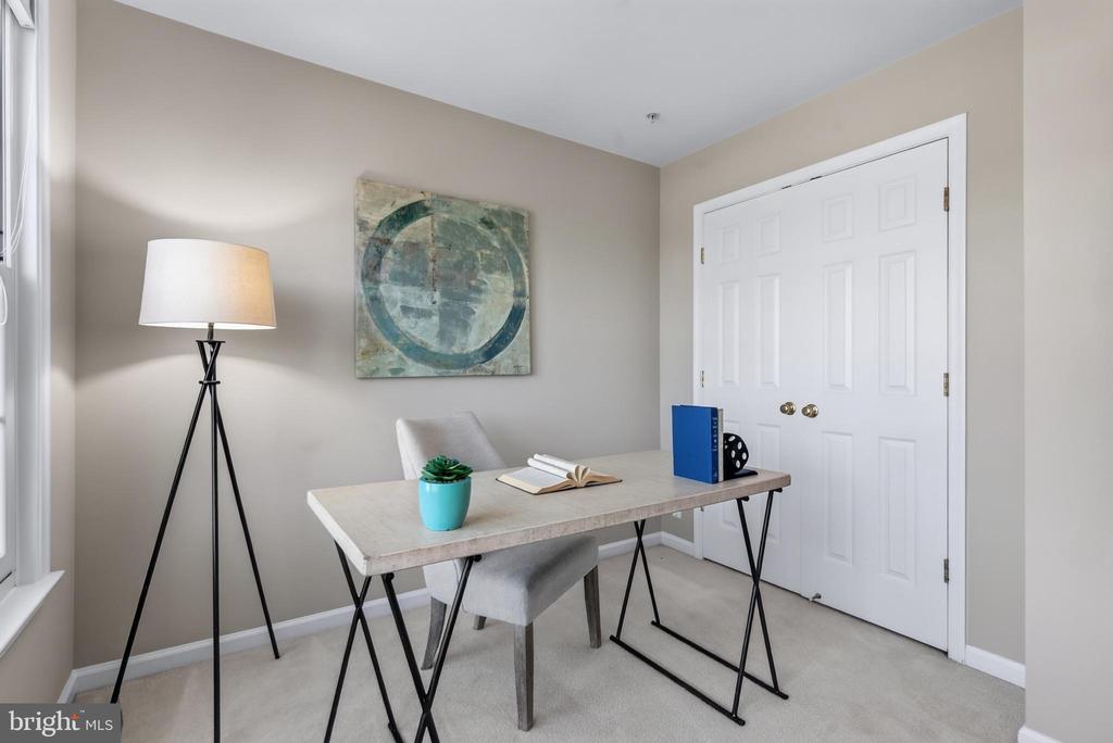 2402 N GREENBRIER COURT