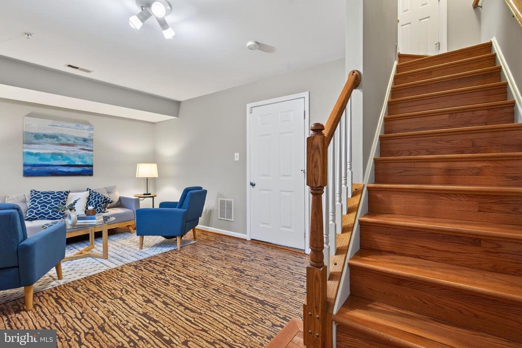 2402 N GREENBRIER COURT