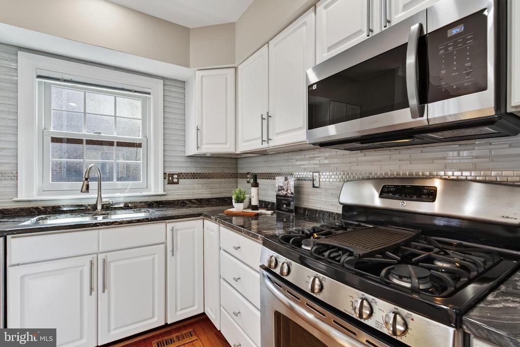2402 N GREENBRIER COURT