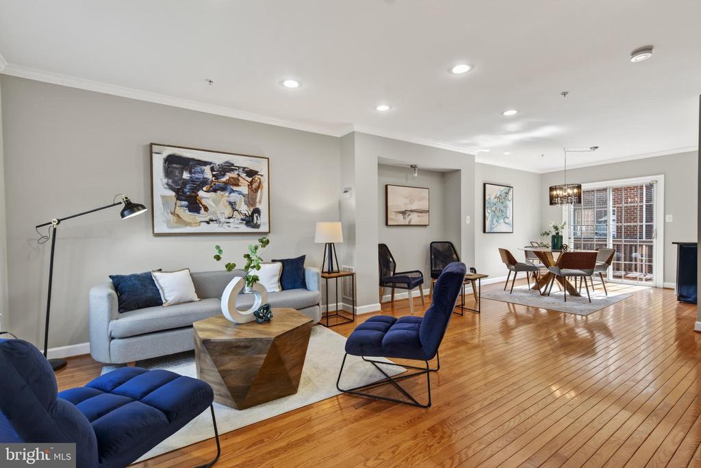 2402 N GREENBRIER COURT
