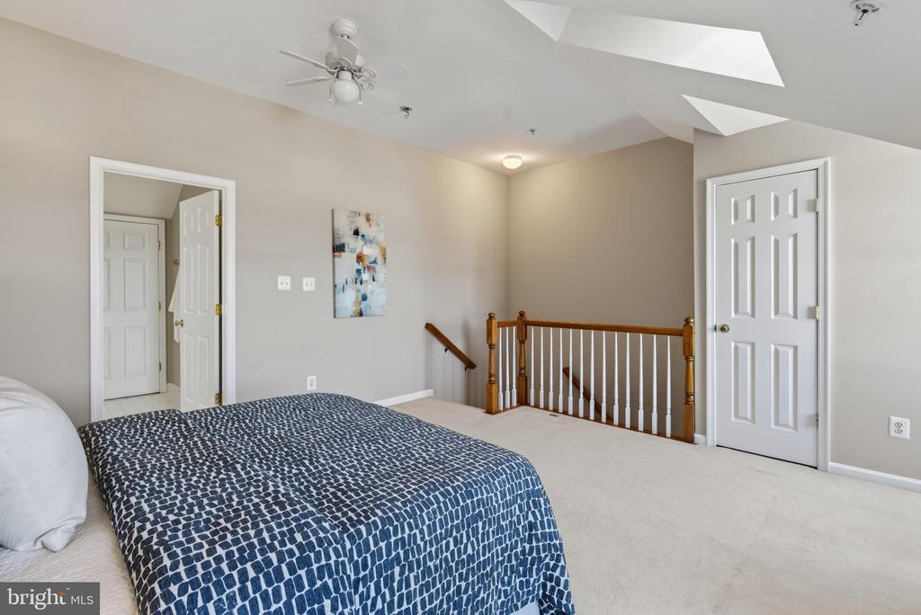 2402 N GREENBRIER COURT