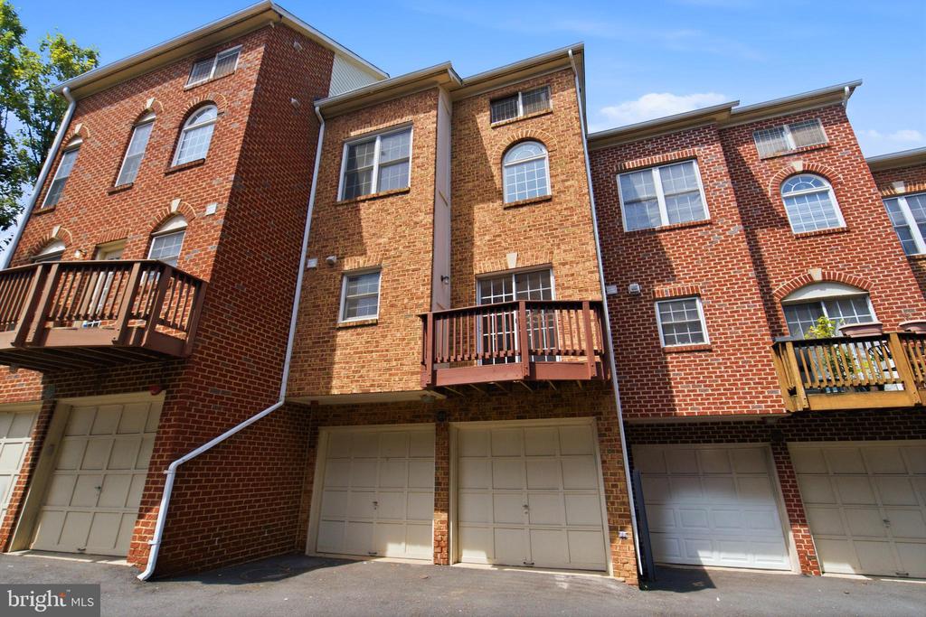 2402 N GREENBRIER COURT