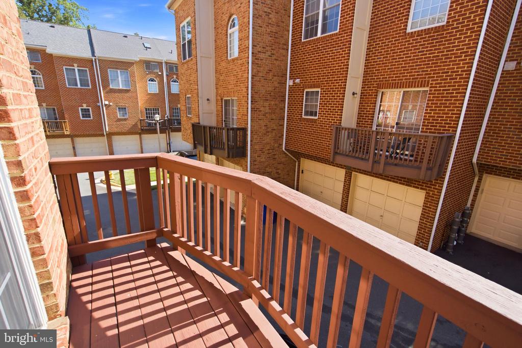 2402 N GREENBRIER COURT