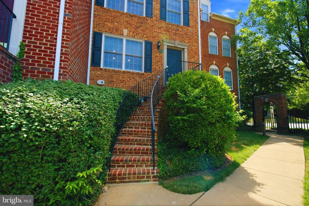 2402 N GREENBRIER COURT