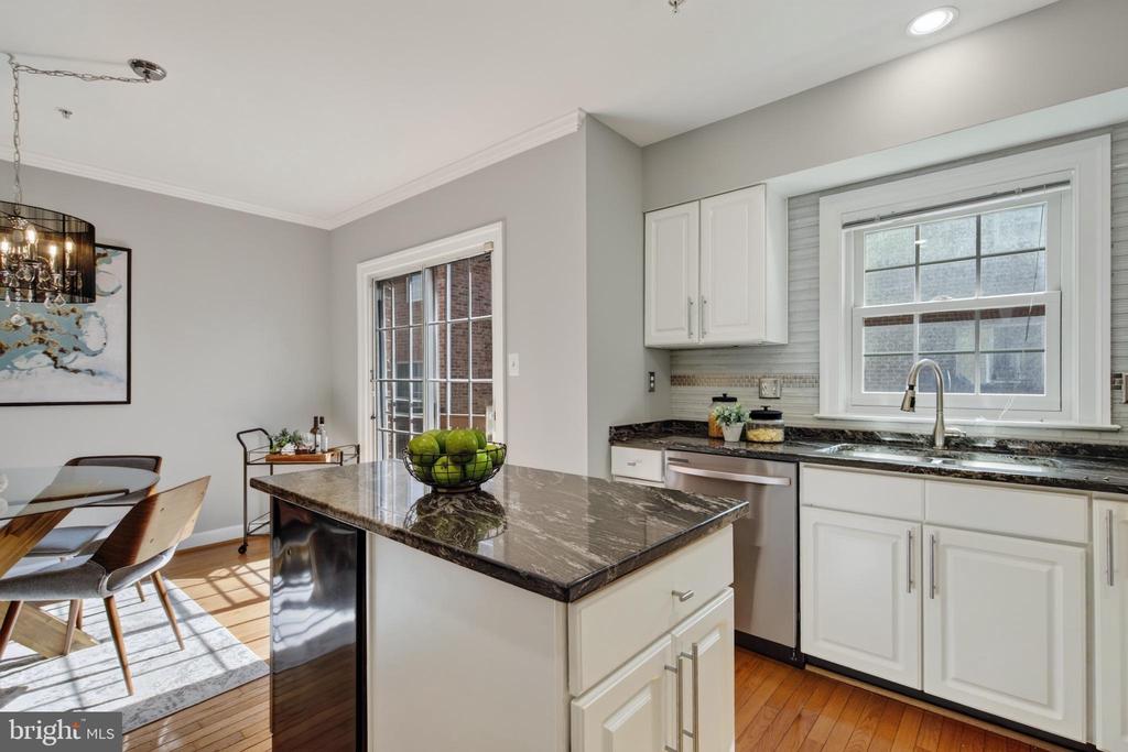 2402 N GREENBRIER COURT