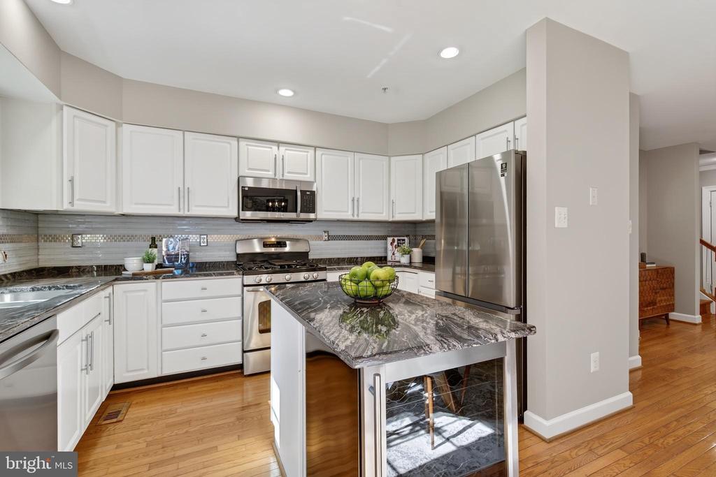 2402 N GREENBRIER COURT
